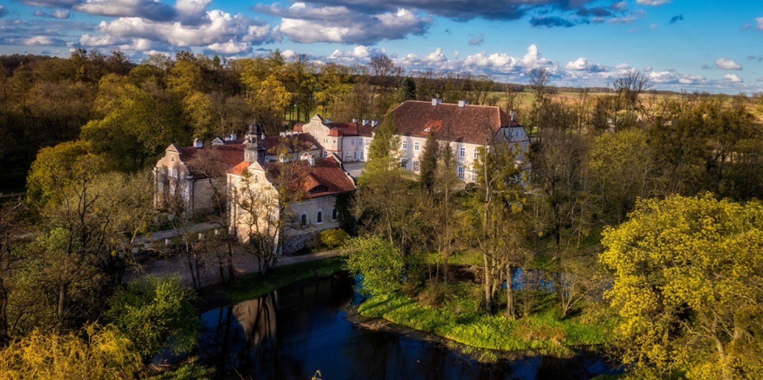 palác kaštieľ hotel reštaurácia ubytovanie apartmány izby v Poľsku Mazury